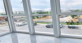 Панорамное остекление балкона Большой Камень цена от 11 тыс. руб. м/п.